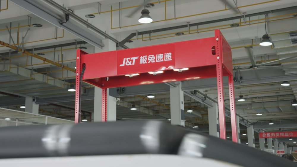 开学季寄递高峰，极兔驻点得力保障文具发运